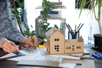 建筑师工作场所-施工图、比例模型及工具。现代住宅设计，房地产概念。
