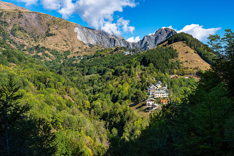 法国Le Bourg d'Oisans周围山脉的景观