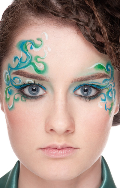 小精灵女孩的特写肖像与faceart