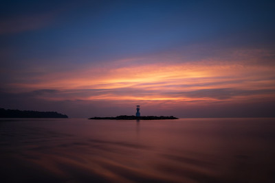 美丽的自然景色日落海景和海岸线在蓝色小时黄昏天空，泰国攀牙