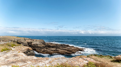海景。林洛卢戈海岸的大海和岩石。西班牙。