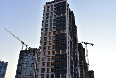塔吊在蓝天背景下施工现场的行动。起重机用来建造这座高层建筑