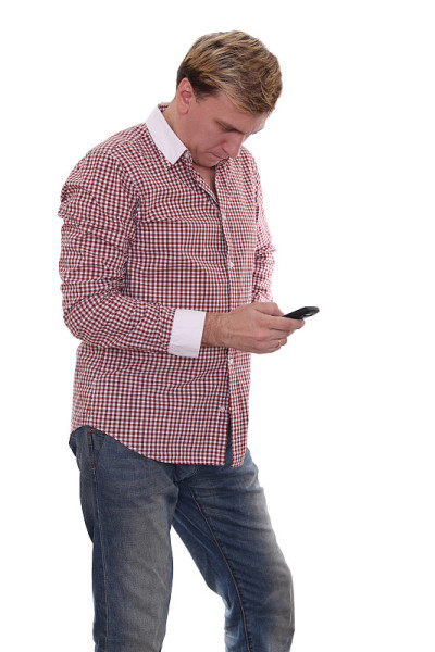 手持手机的男人