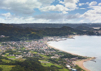 从东京湾的诺木尻山索道上俯瞰Kyonan市海岸全景。