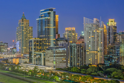夜间的现代商业城市(曼谷)