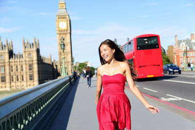 一个伦敦女人快乐地走过英国的大本钟