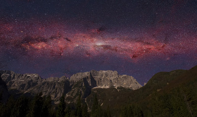 阿尔卑斯山和银河的夜景
