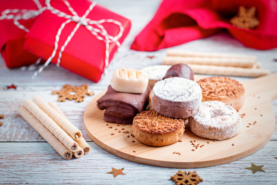 传统的西班牙圣诞糖果turron, polvorones, mantecados与圣诞装饰和红色礼盒