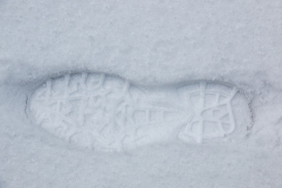 雪地上有人的鞋印