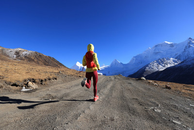 女子越野跑越野跑在高海拔冬季的自然