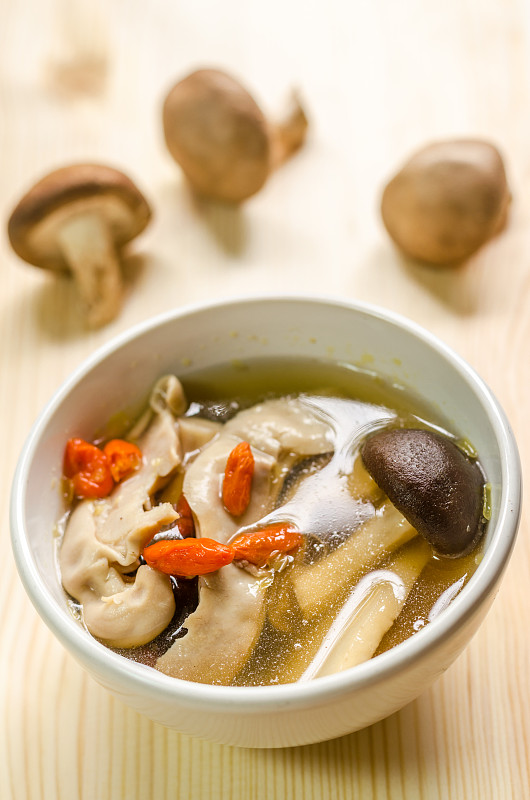 传统的东方香菇肉汤
