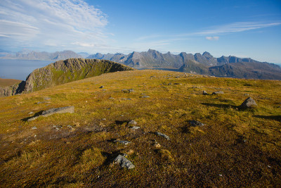 夏季挪威景观与Ryten峰，罗浮敦群岛，北欧