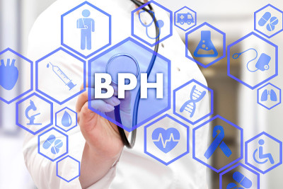 医生和BPH、良性前列腺增生词在医疗网络上连接在医院后台的虚拟屏幕上。