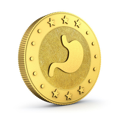 胃的形状雕刻在金币孤立的白色背景上。3 d演示。3 d渲染。