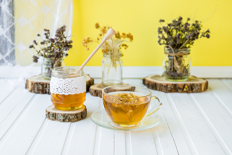 用麻袋泡杯热茶