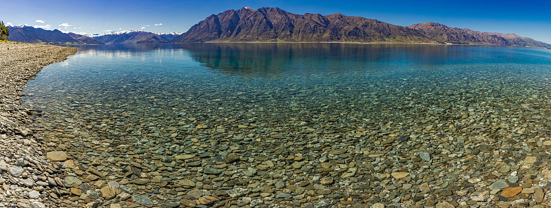 夏威夷湖和山的全景照片，南岛，新西兰