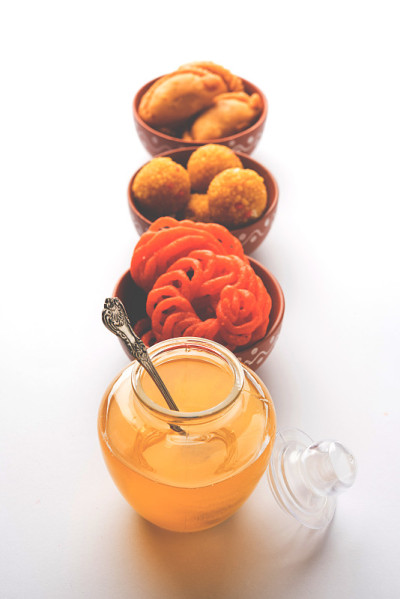 德西酥油配印度甜品，如Gujiya, Motichoor laddu和imarti或Jalebi