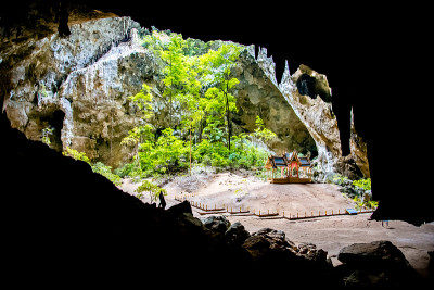 泰国帕拉雅·那空洞，Khua Kharuehat亭庙，位于泰国巴育普·基里汗Khao Sam Roi