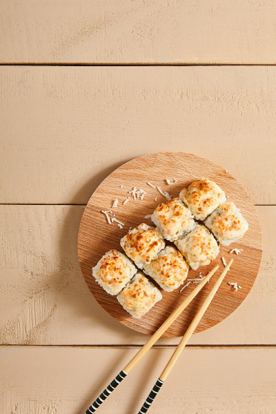 烤虾卷在木板俯视图