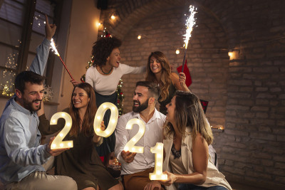 朋友们在新年晚会的午夜倒计时中挥舞着烟花