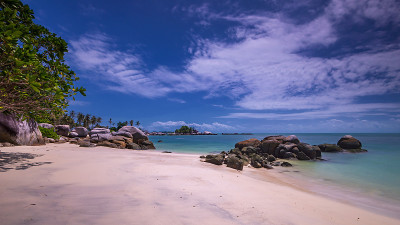 在Berhala岛kepulauan Riau的全景海滩和岩层照片