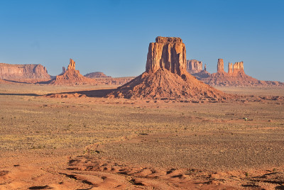 纪念碑谷地区的科罗拉多高原与巨大的砂岩在Arizonaâ犹他州边界上，在一个纳瓦霍民族保留地。美