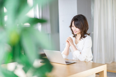 年轻女性在家工作