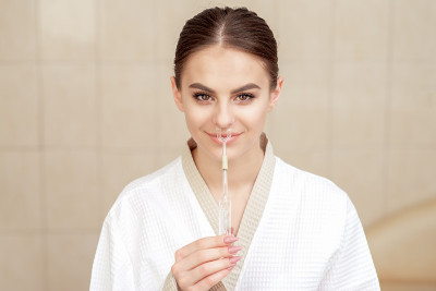女人鼻吸。