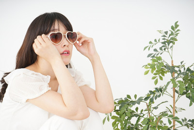 戴墨镜的年轻女子