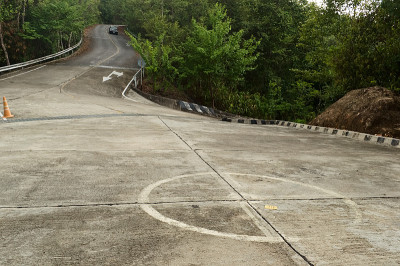 弯弯曲曲的山路和山路的标志
