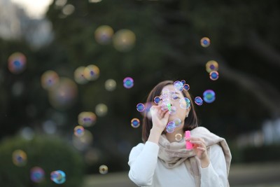 吹泡泡的少女