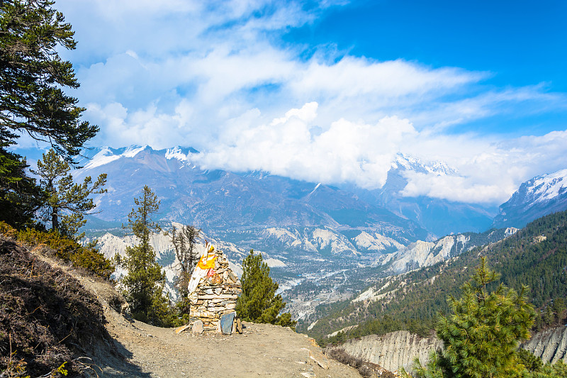 山景与石塔，尼泊尔。