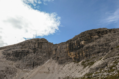 Oberbachernspitze -近距离观看一个巨大的，高的和荒凉的山墙在意大利白云石