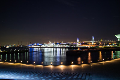 横滨湾的夜景，远处是横滨湾大桥