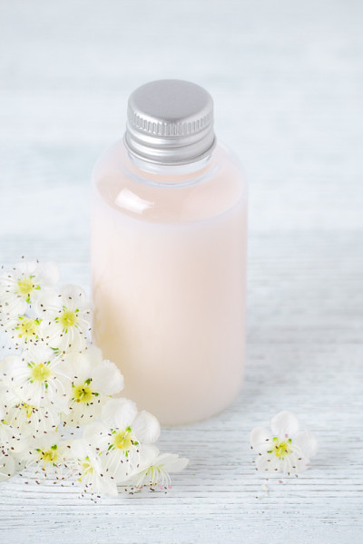 带有鲜花的天然护发素或洗发水或身体乳液