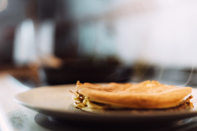 在一个乡村房子里开胃的新鲜煎饼。