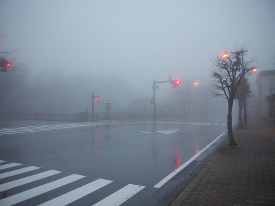 雾蒙蒙的道路