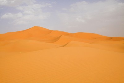 孤独孤立的沙丘带在撒哈拉沙漠靠近Erg Chebbi，摩洛哥