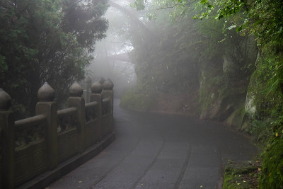 中国湖北武当山。那里有许多道教寺庙