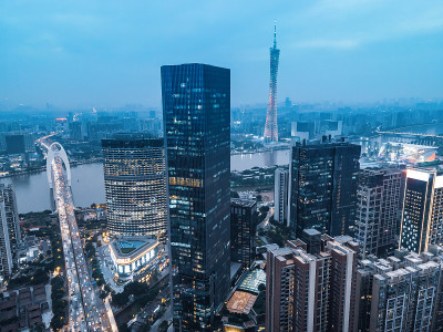 航拍暮色中的广州城市风光和金融区的现代建筑