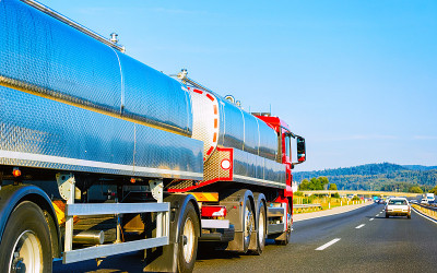 波兰高速公路上的油罐车