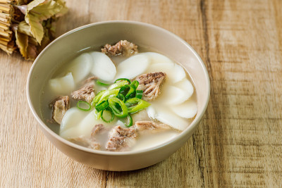 年糕汤:在肉汤中煮成椭圆形的年糕。一种传统的农历新年菜肴。最常用的是清汤牛肉，但也可以加入鸡肉或海鲜