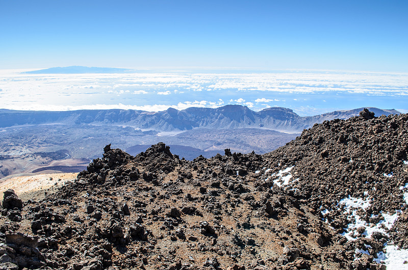 西班牙特内里费岛，加那利群岛，泰德火山，泰德国家公园，从火山顶端俯瞰拉戈梅拉岛，穿过熔岩场到大西洋