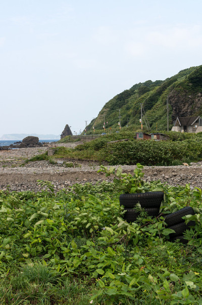 橡胶轮胎在海岸边