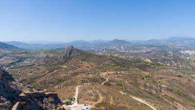 鸟瞰希腊伯罗奔尼撒半岛附近的哥林多山和哥林多海湾