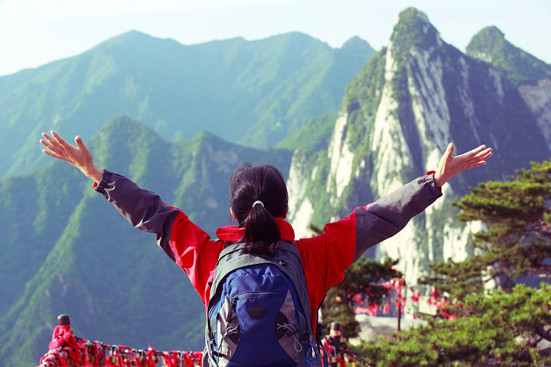 女性徒步旅行者张开双臂