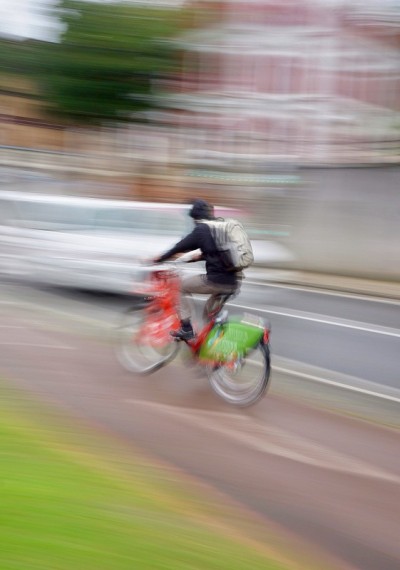 人们在西班牙毕尔巴鄂市的街道上骑自行车