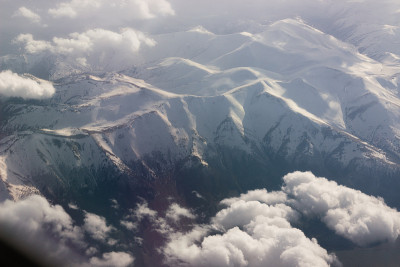 雾和山的鸟瞰图