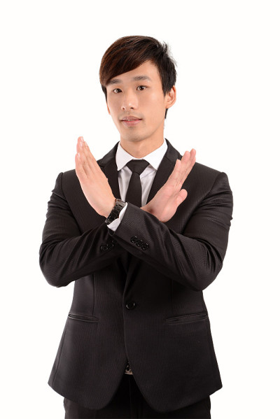 年轻人做了个停止的手势
