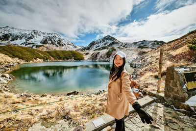一名亚洲妇女正站在日本富山的三栗阁沼泽